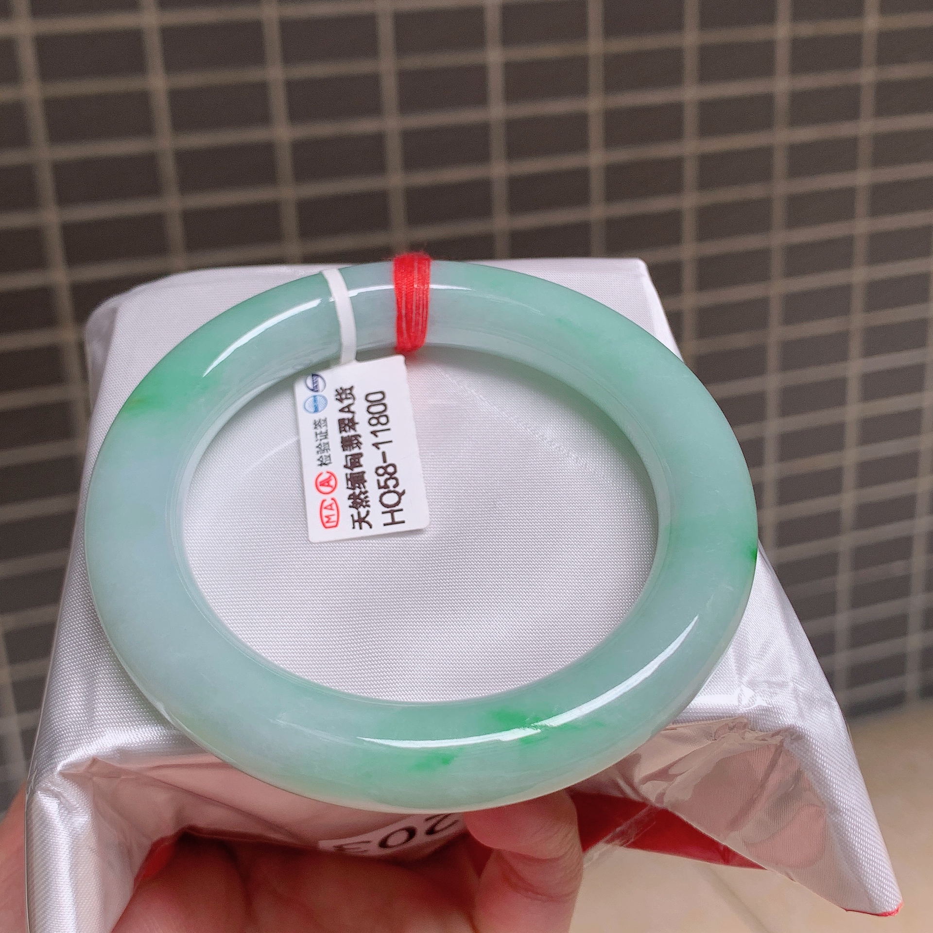 2203 缅甸天然A货翡翠手镯57/58圈口飘阳绿大胖圆条 自然光拍摄