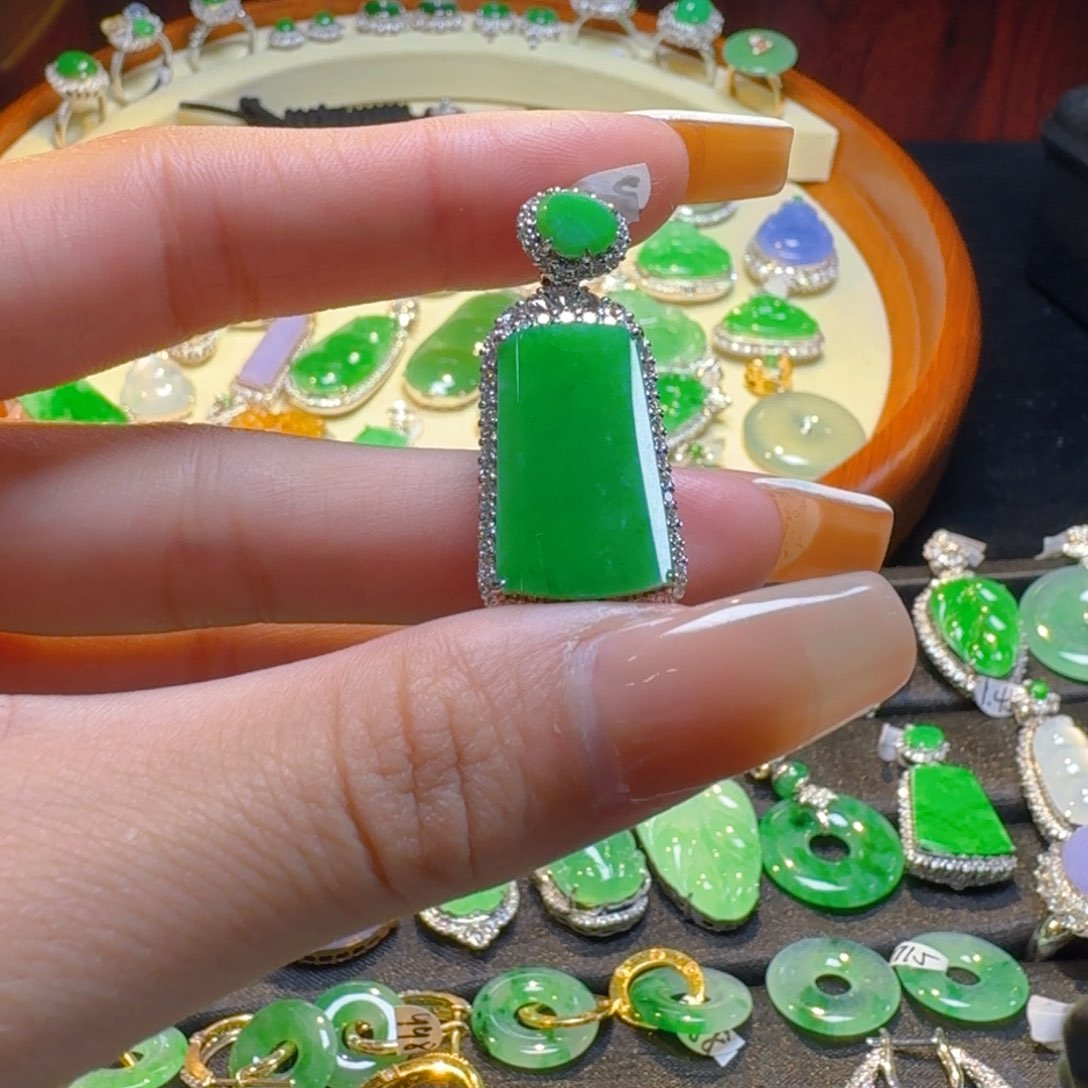 翡翠18K金镶嵌颈饰无事牌吊坠