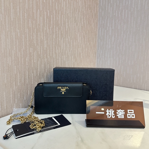 99新 Prada/普拉达 一桃/普拉达 黑金手机包斜挎