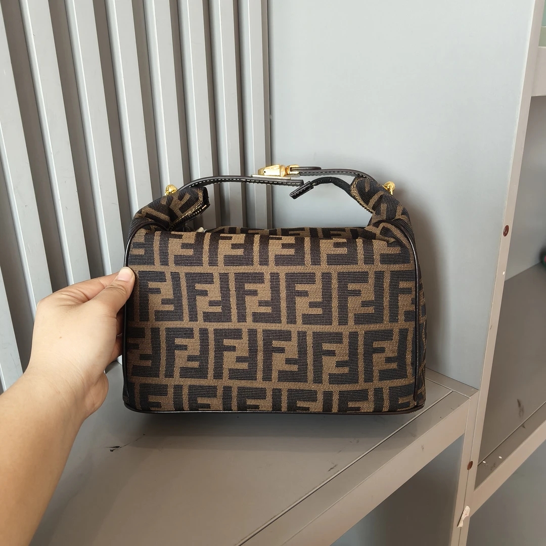 95新 FENDI/芬迪 兔兔奢菠萝/芬迪老花大饭盒/241225037