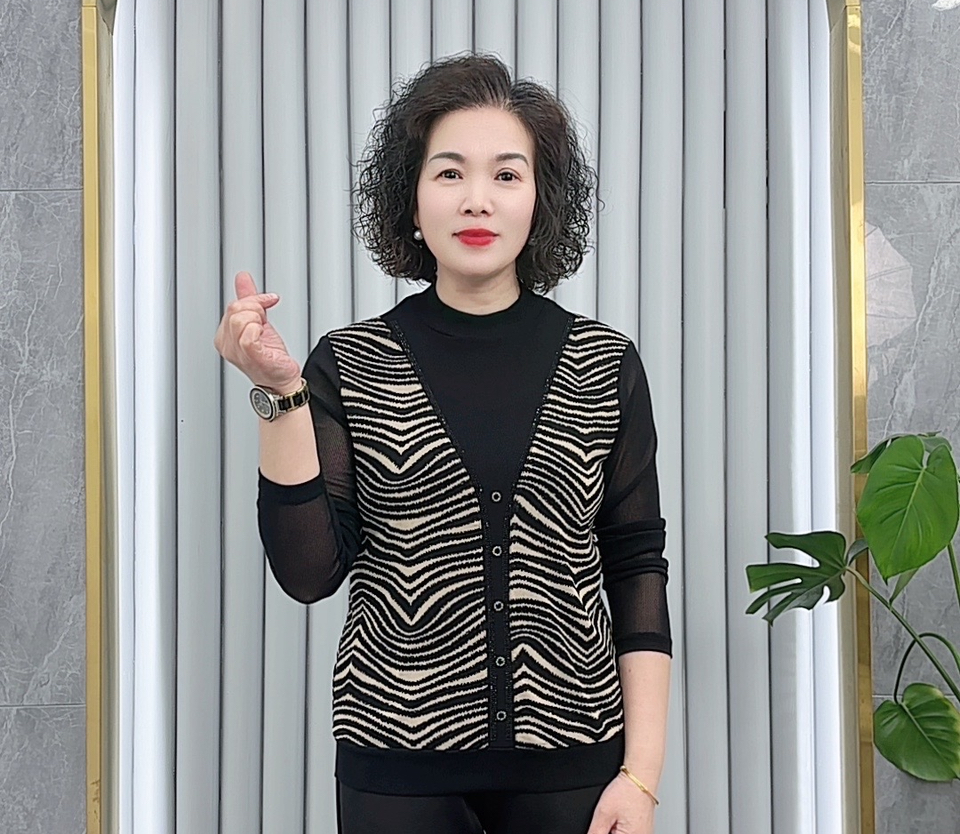 2025春季新款中老年妈妈装时尚台湾纱气质洋气减龄中年女装打底衫