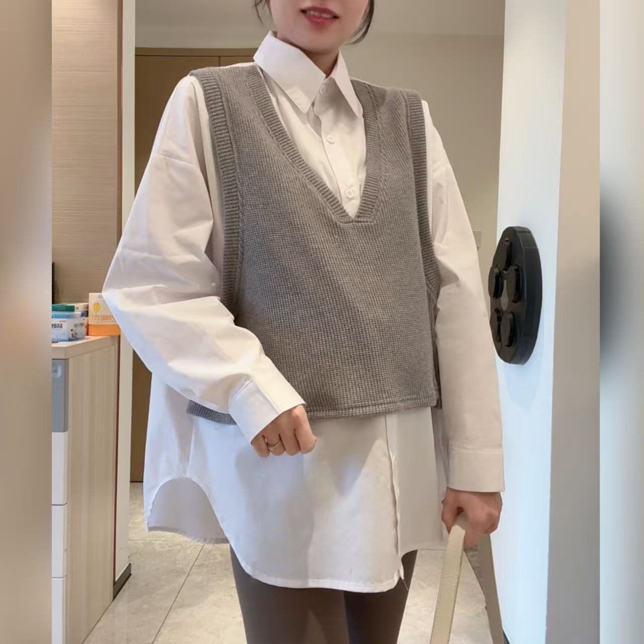 【熹熹】孕妇春季假两件灰色针织拼接白色衬衫韩版下摆弧形设计感