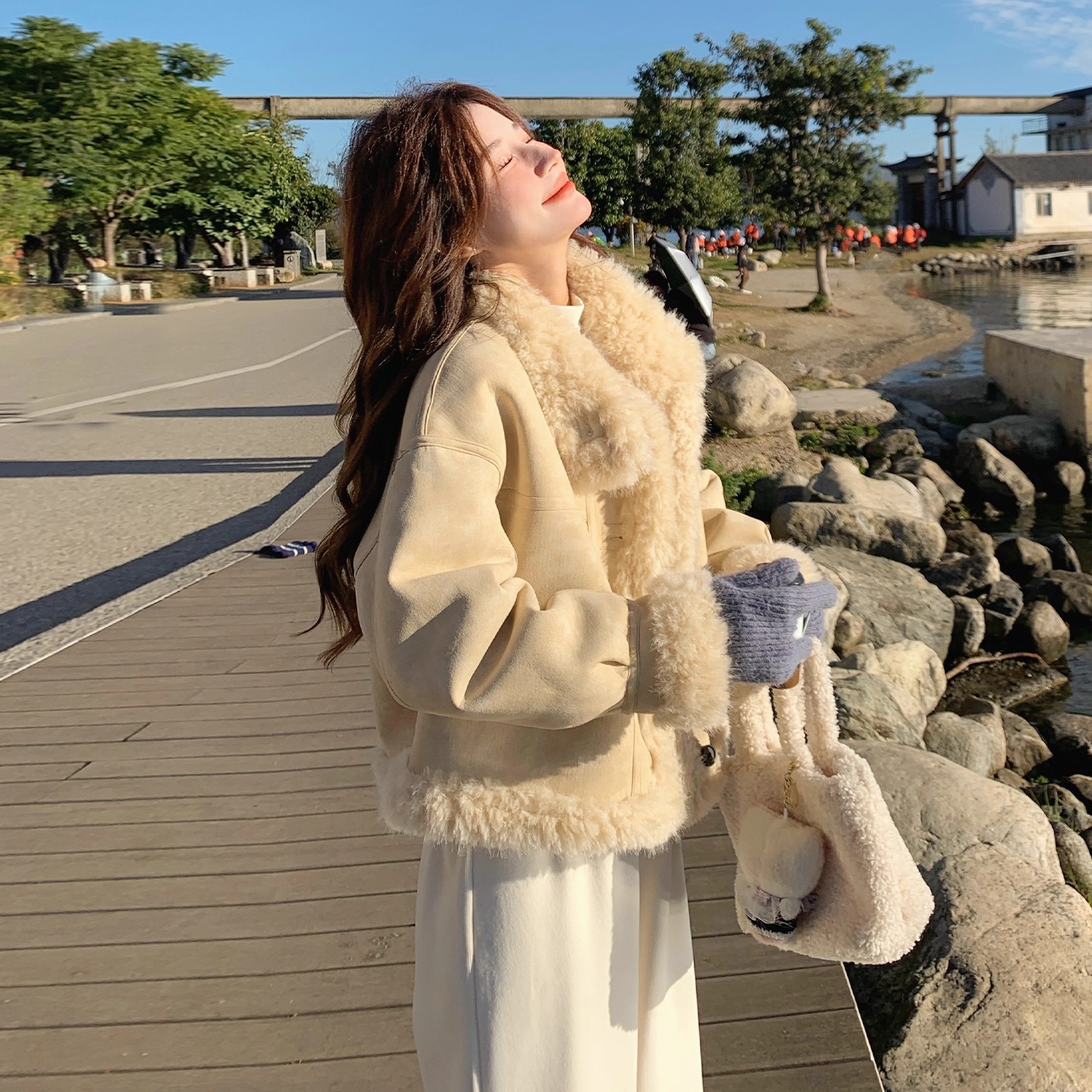 奶黄色羊羔毛厚外套女秋冬2025新款独特超好看小个子加绒皮毛一体