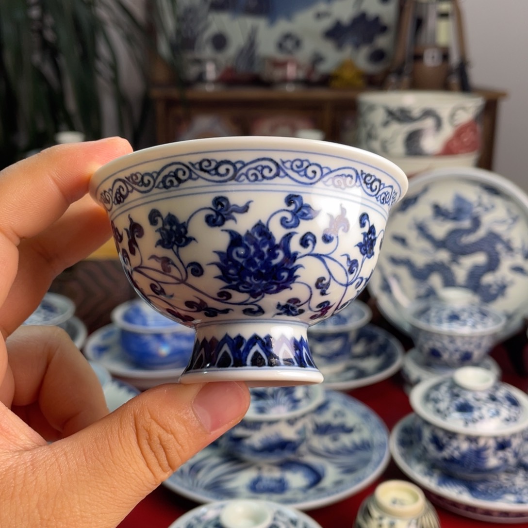 青花缠枝莲高脚杯微瑕