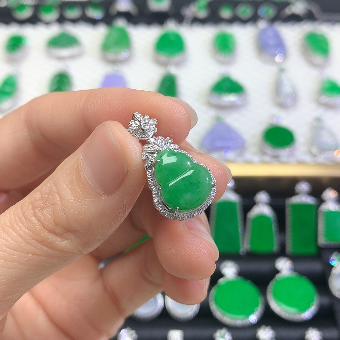 颈饰18K金镶嵌翡翠吊坠