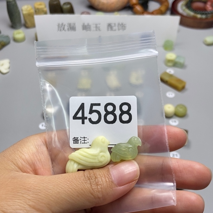 一***猫未镶嵌蛇纹石玉颈饰