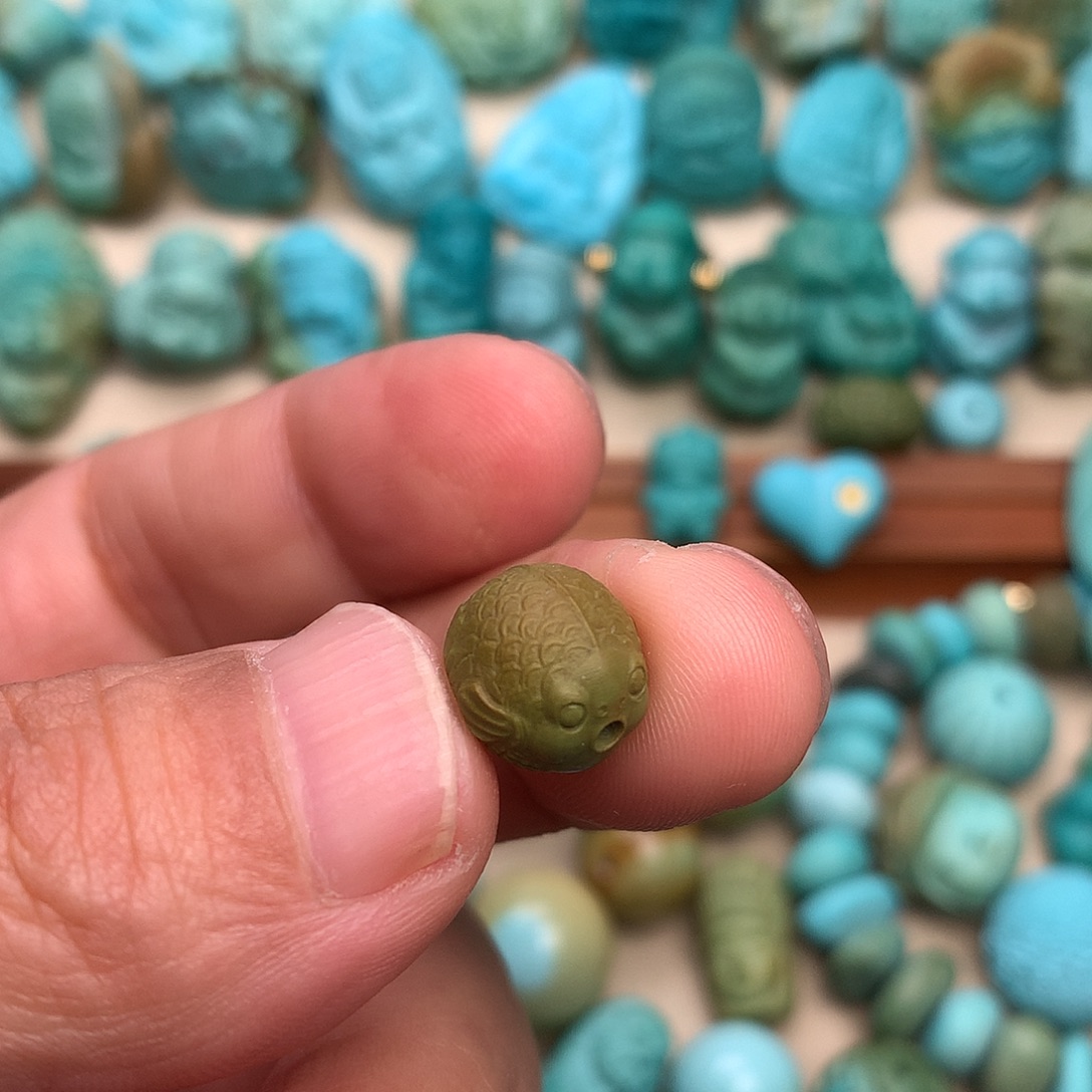 绿松石未镶嵌颈饰