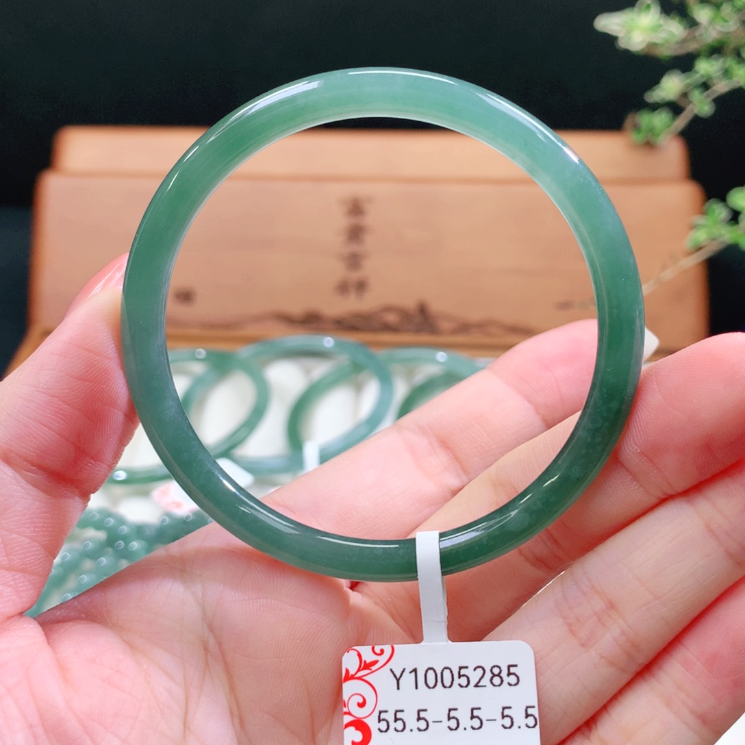 翡翠手镯未镶嵌天然