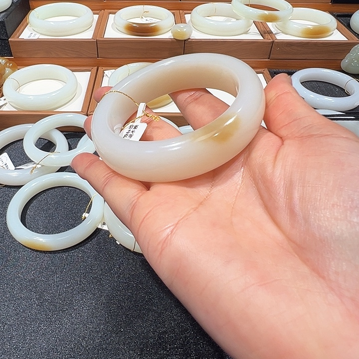 上****和田玉未镶嵌手镯