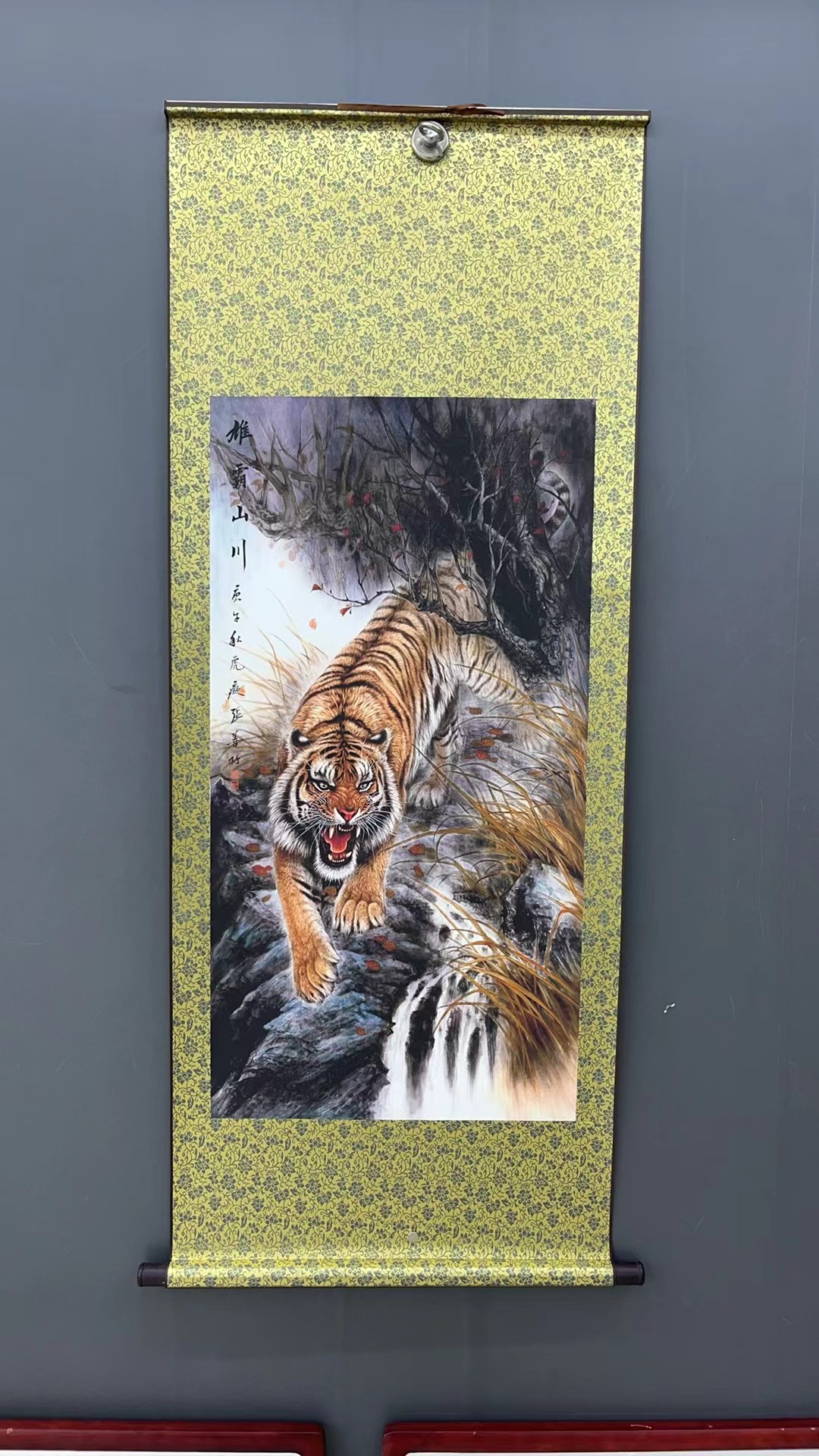 三尺《下山虎》中堂玄关画走廊画办公装饰画卷画芯三尺软轴装裱