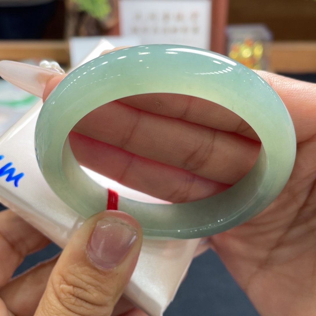 翡翠手镯（贵妃镯）未镶嵌53正冰绿