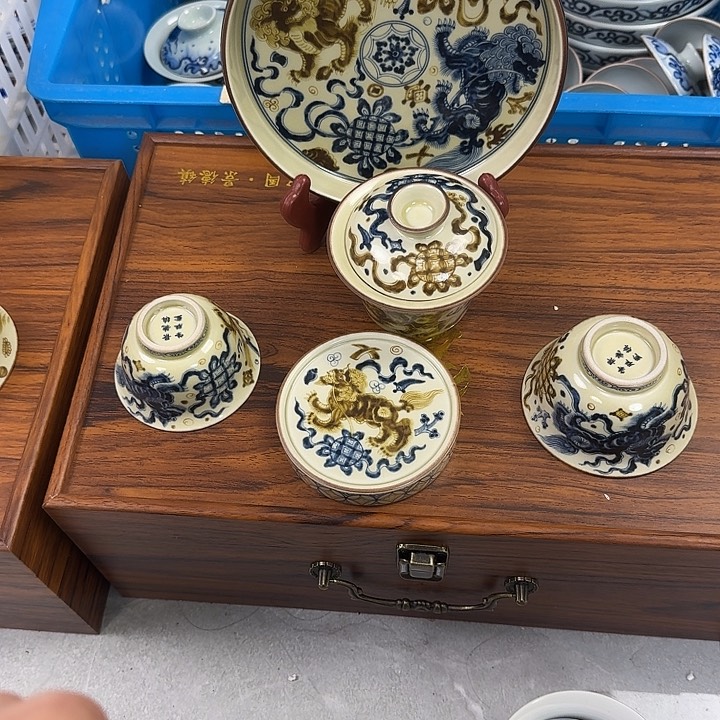 瓷片釉里金狮子五件套