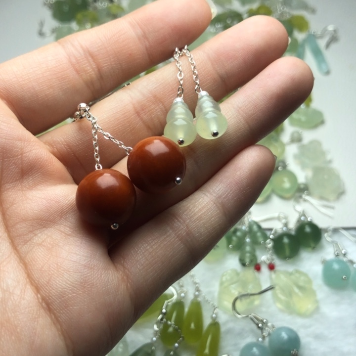 蛇纹石玉耳饰合金