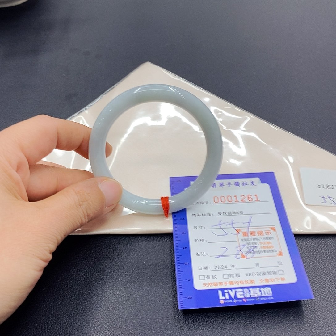 翡翠手镯未镶嵌翡翠手镯