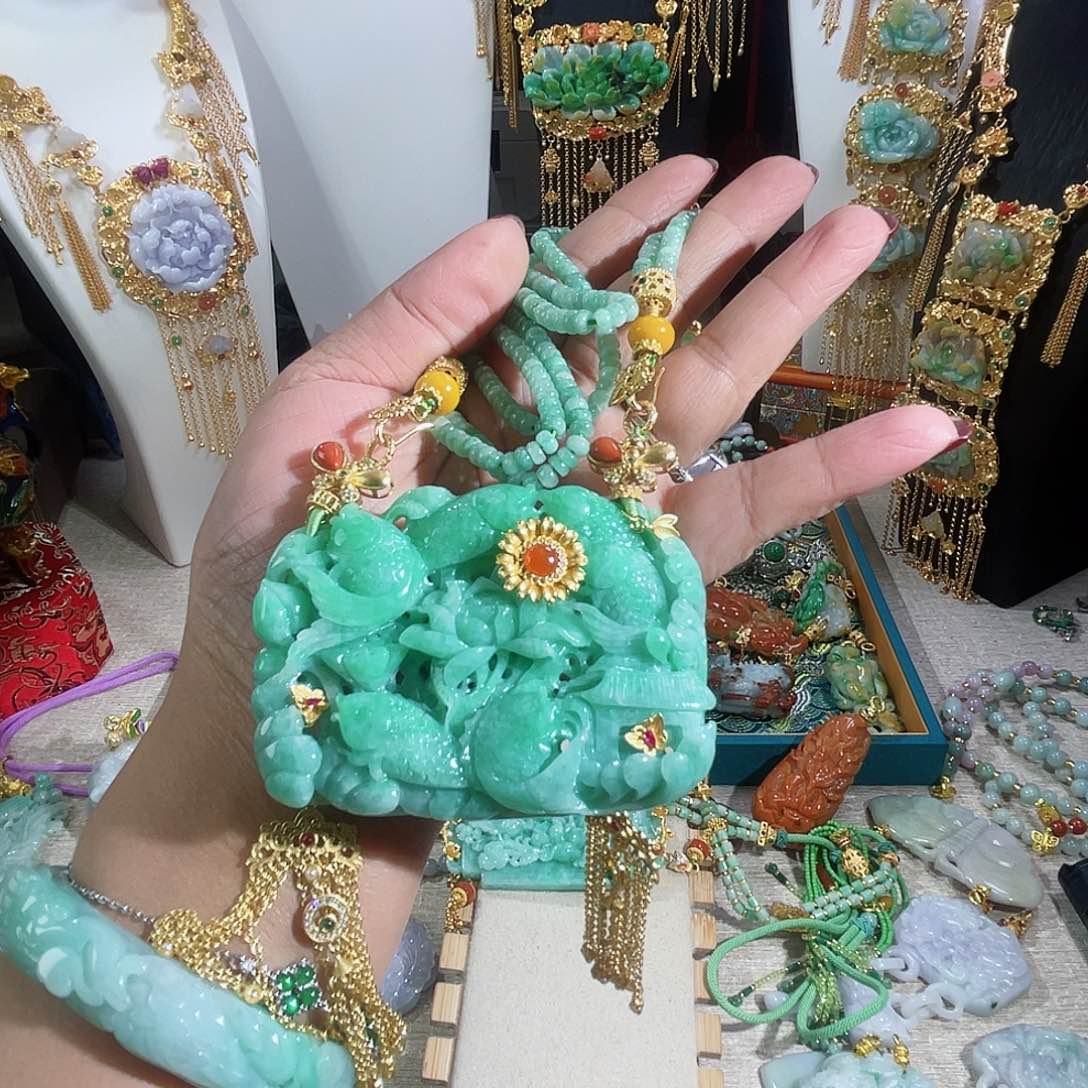 翡翠颈饰未镶嵌翡翠辣绿鱼花牌