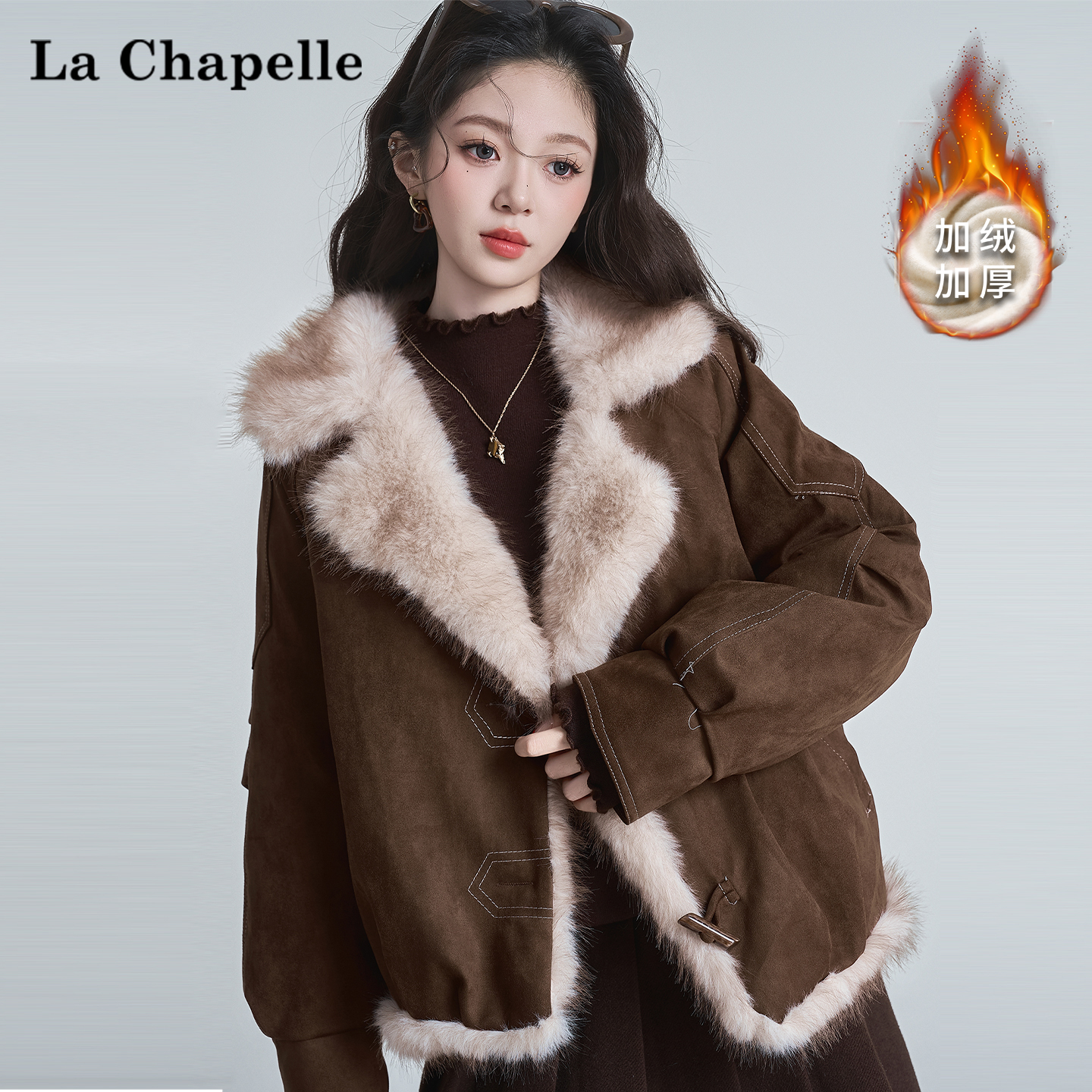 拉夏贝尔毛领加绒加厚短款外套女2025冬季新款牛角扣复古夹克上衣