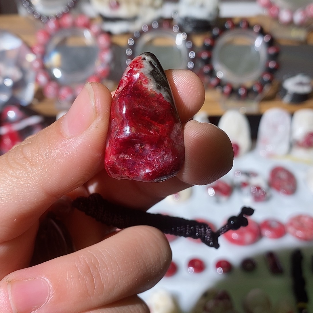 天然辰砂阿*原石晶体吊坠