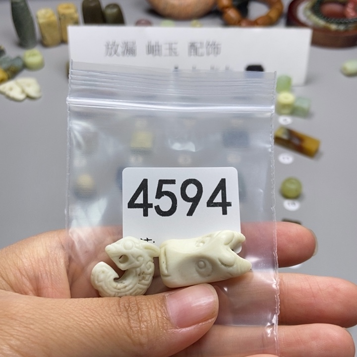 尤****未镶嵌蛇纹石玉颈饰