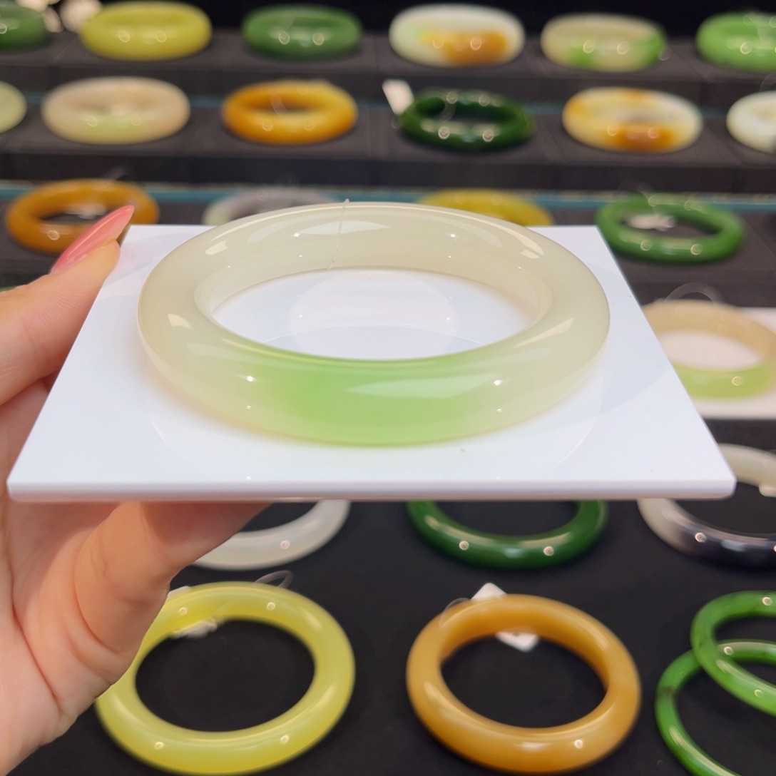 未镶嵌手镯和田玉粉翠小胖子