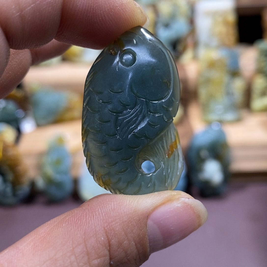 蛇纹石玉未镶嵌颈饰