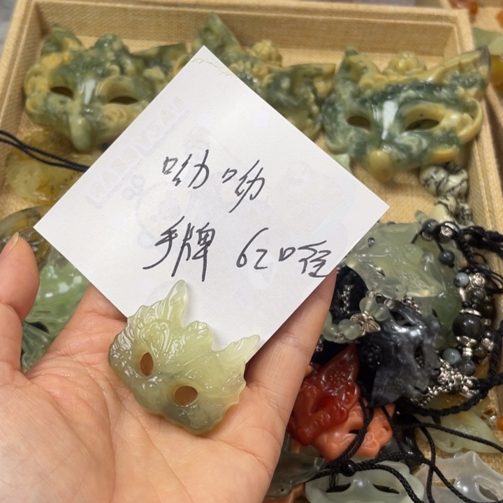 呦***茶蛇纹石玉合金颈饰