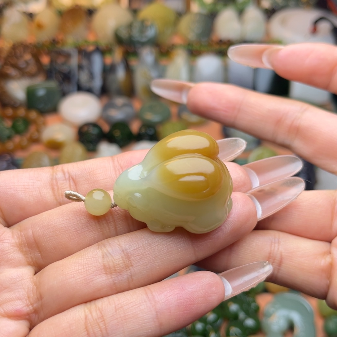 沐***珺和田玉未镶嵌颈饰