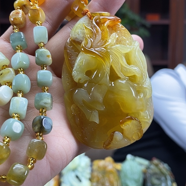 蛇纹石玉未镶嵌颈饰