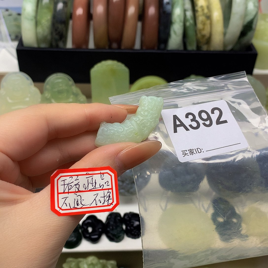 蛇纹石玉颈饰未镶嵌