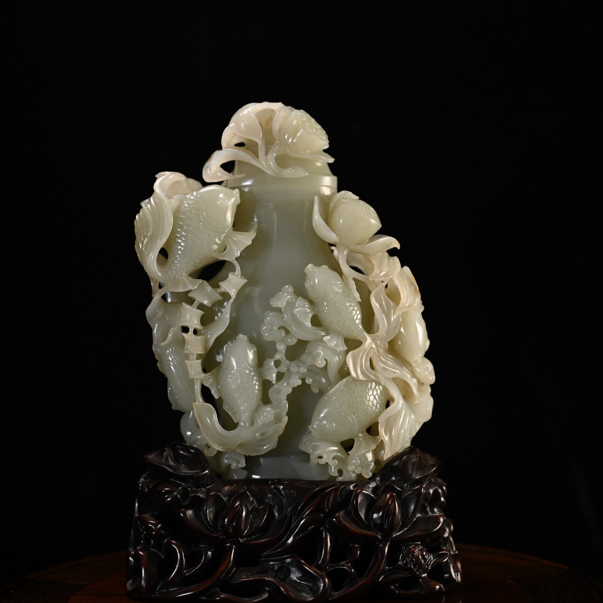 Lot8844 25YU108504和田玉鱼瓶摆件/匡时