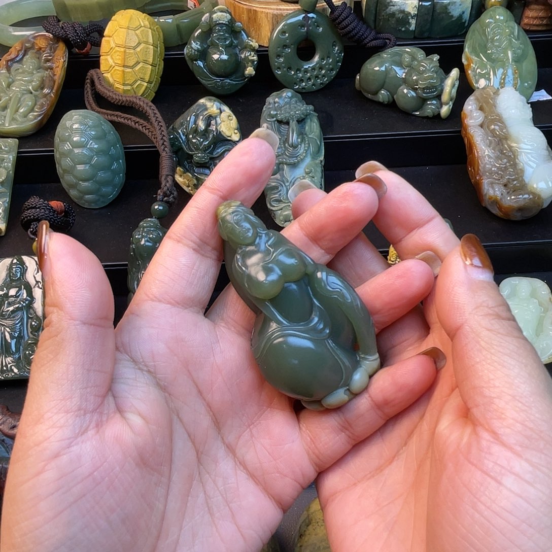 胜***哥透闪石质玉未镶嵌手链