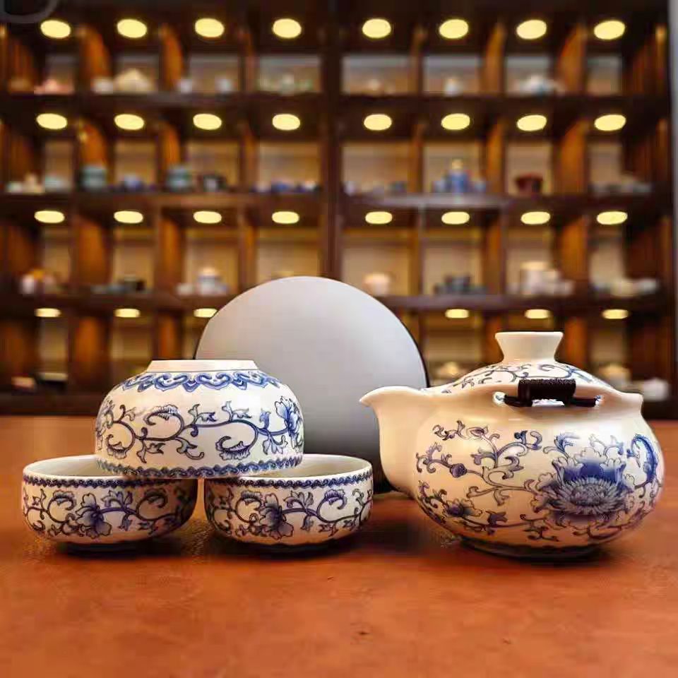 青花缠枝莲宝瓶1687+1297