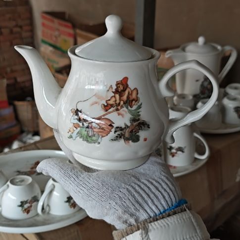 库存微瑕多孔茶壶容量500毫升