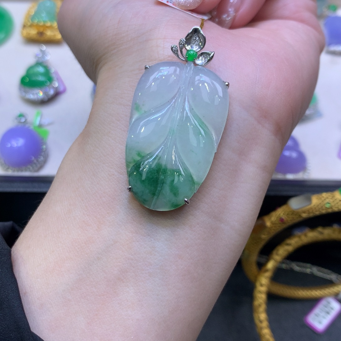 翡翠18K金镶嵌颈饰