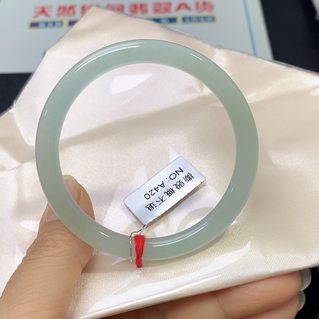 翡翠未镶嵌手镯（圆镯）51.6