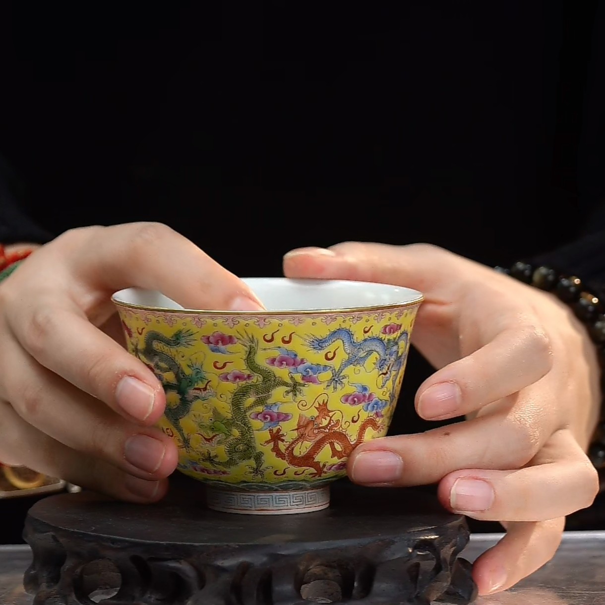 黄地粉彩九龙纹杯