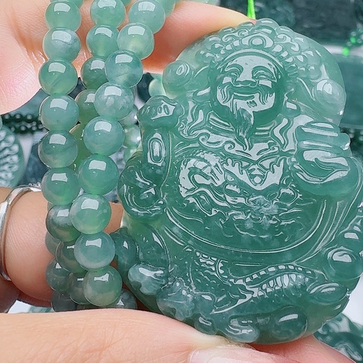 翡翠未镶嵌颈饰多样性发其一