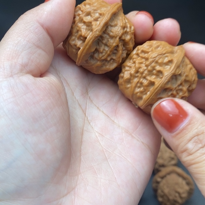 文玩核桃吊坠瓷娃娃