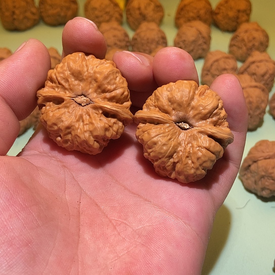 文玩核桃吊坠无*谓蛤蟆头42一对