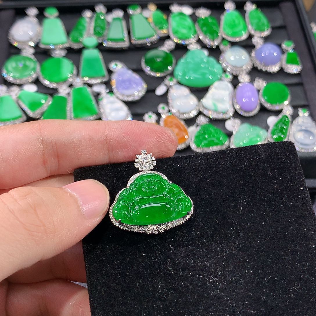 飞***味翡翠18K金镶嵌颈饰