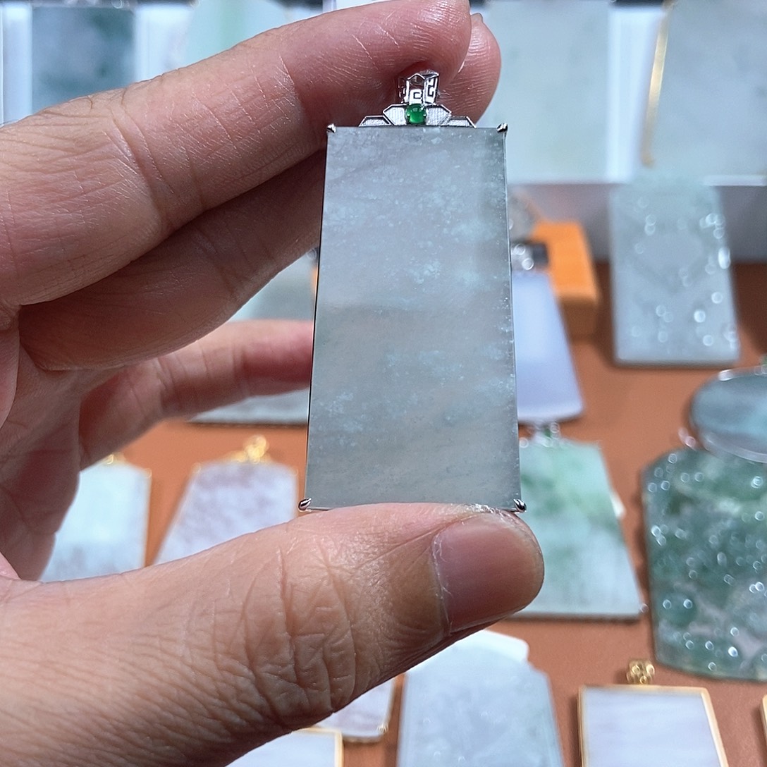 颈饰18K金镶嵌翡翠