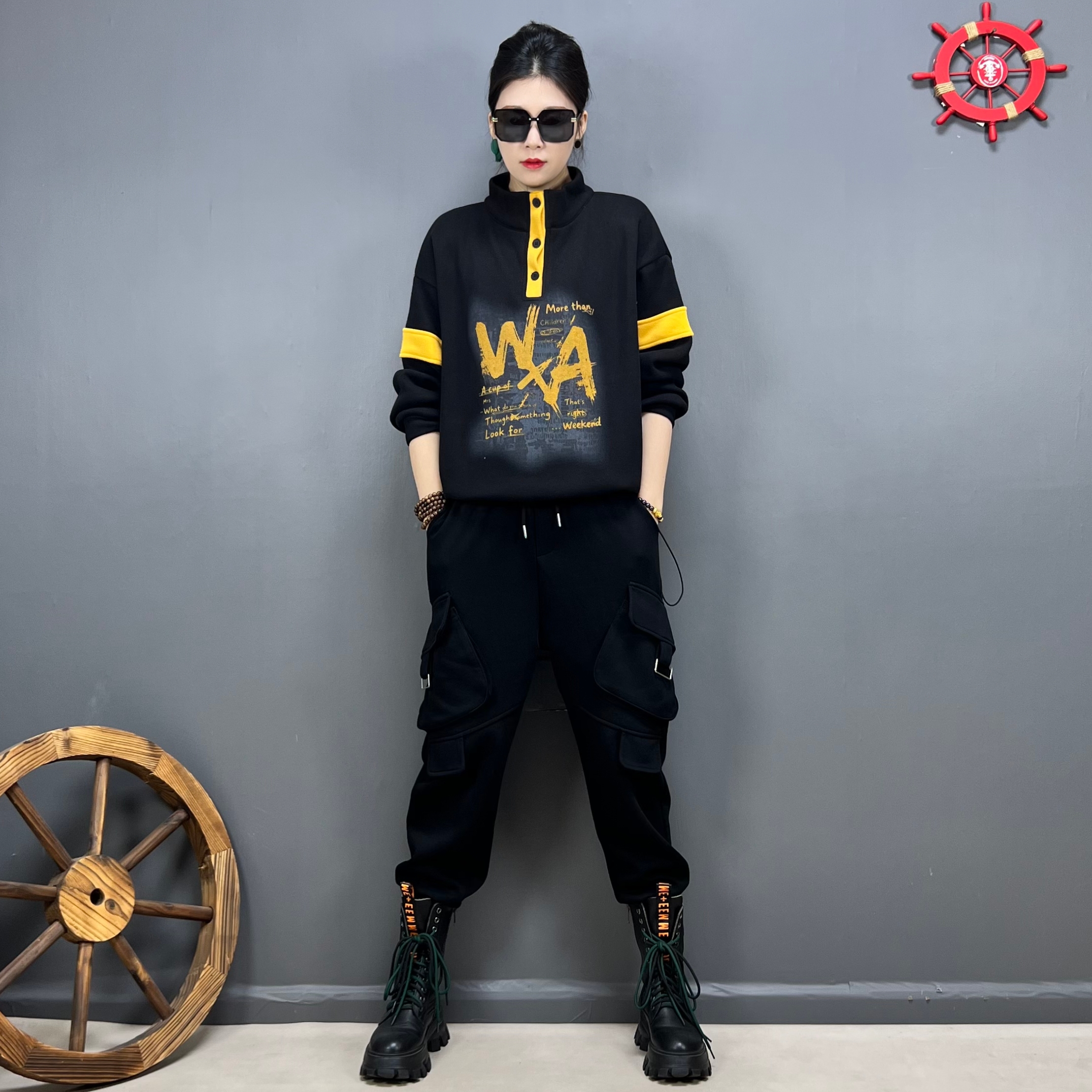 加绒气质立领纽扣卫衣下摆可调大小、加绒黑色显瘦百搭工装哈伦裤