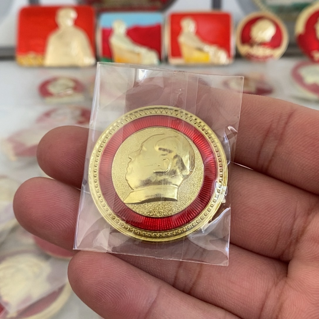 铝厚**物红色纪念章金色文像