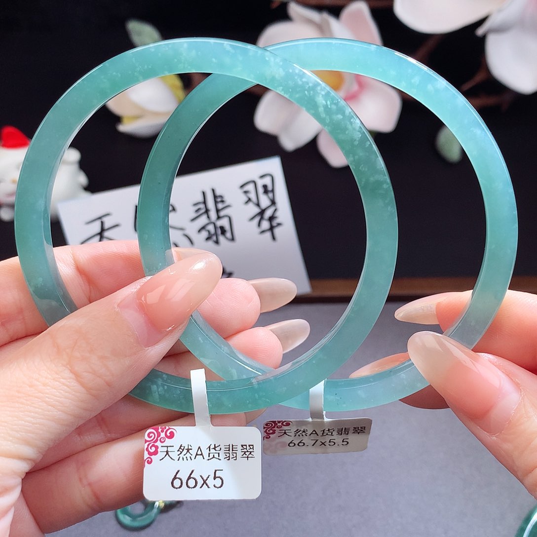 翡翠手镯（圆镯）未镶嵌L****