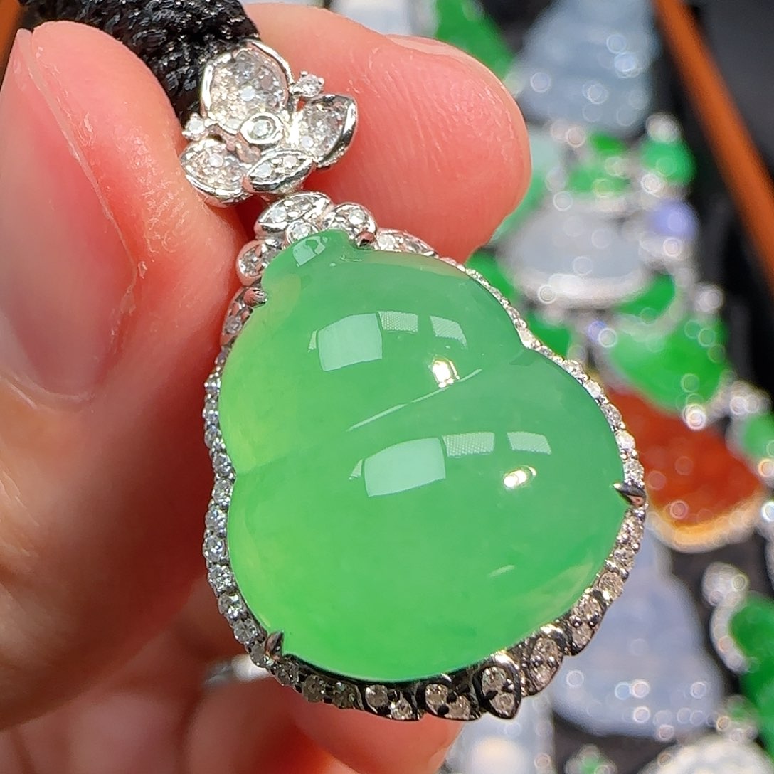 翡翠颈饰18K金镶嵌甜绿厚装葫芦