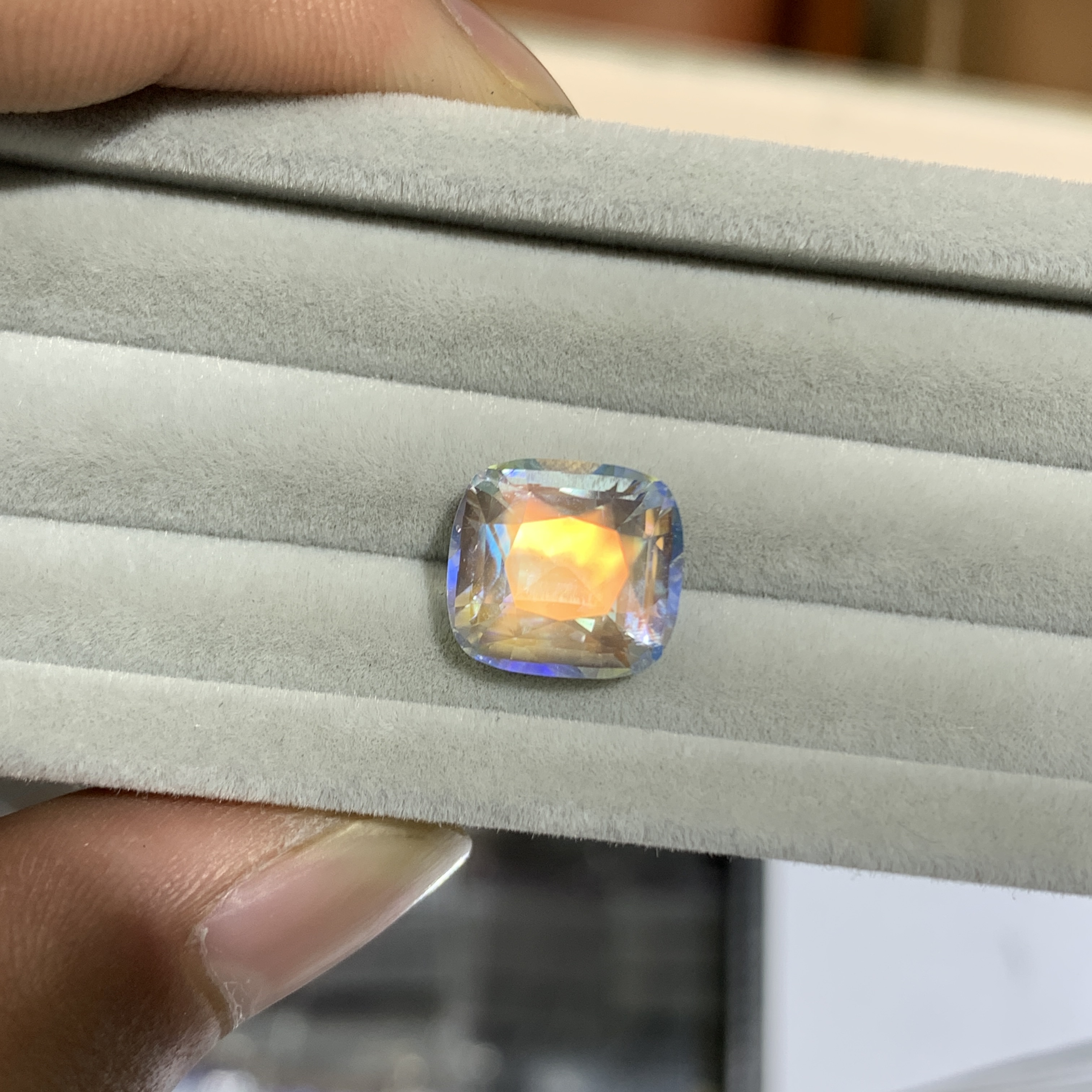 天然斯里兰卡彩虹月光石裸石5.5ct正方形精切满火彩全净体梦幻