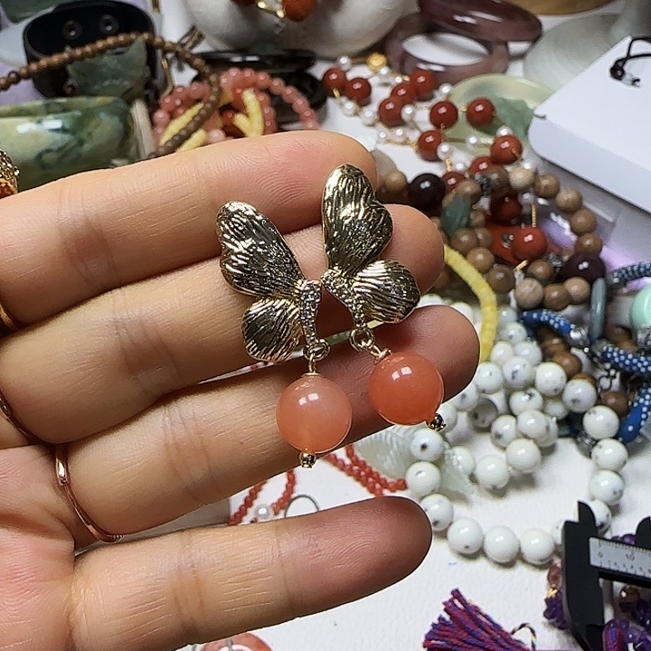 温***夏石英质玉未镶嵌耳钉