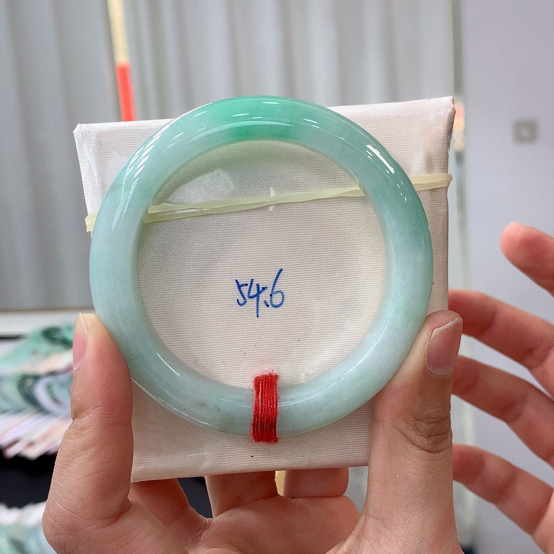 翡翠手镯未镶嵌翡翠