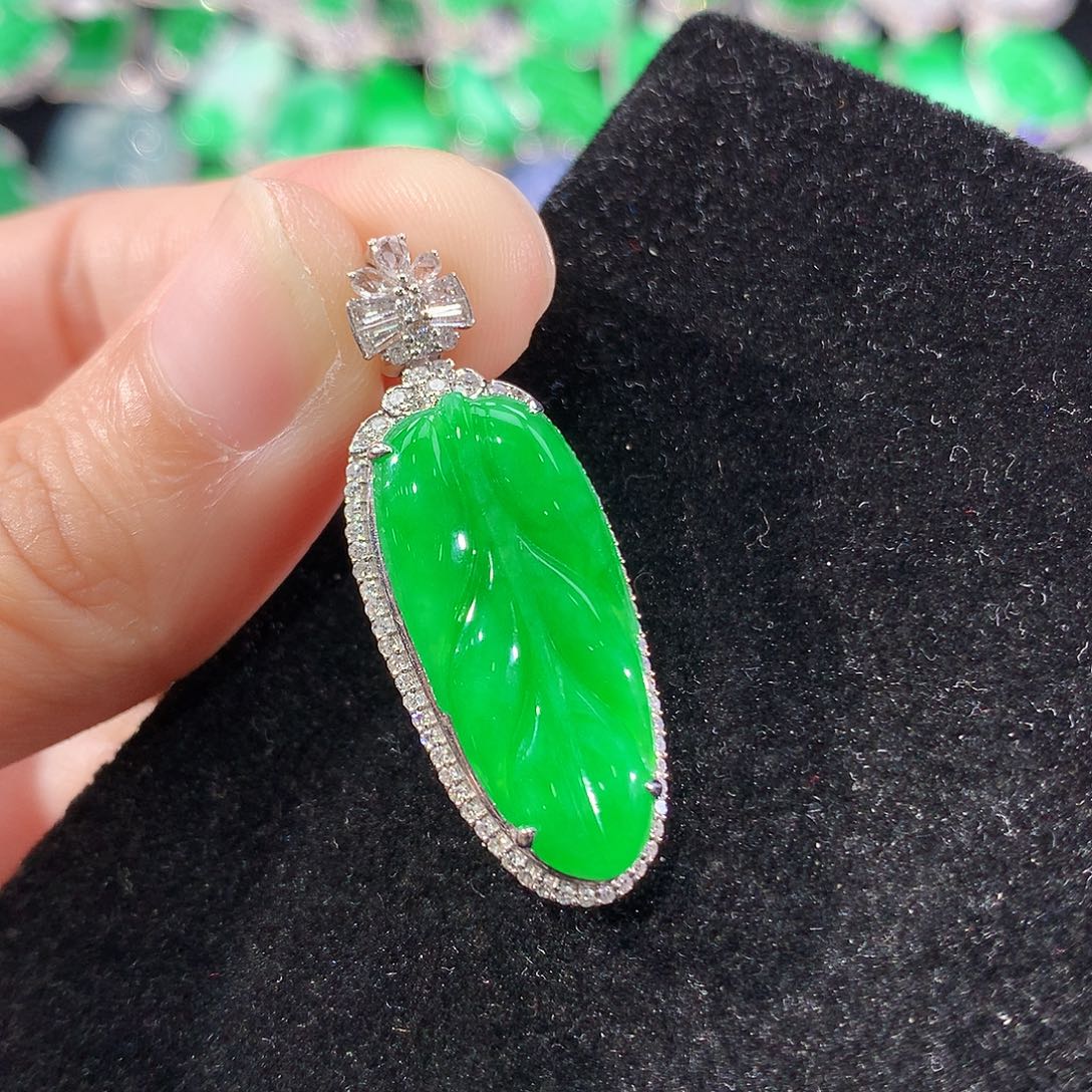 翡翠18K金镶嵌颈饰