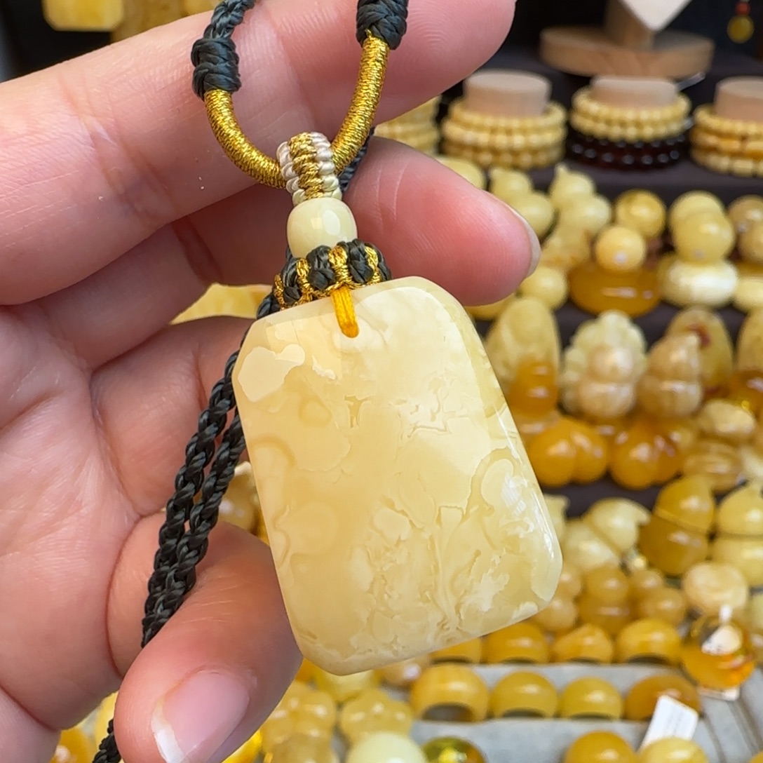 燕***子琥珀未镶嵌套链蜜蜡无事牌