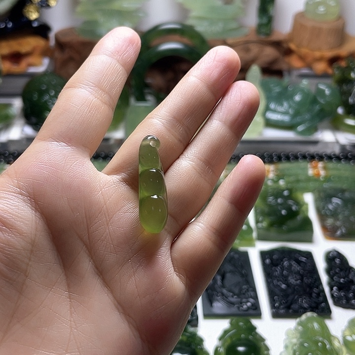 蛇纹石玉未镶嵌颈饰